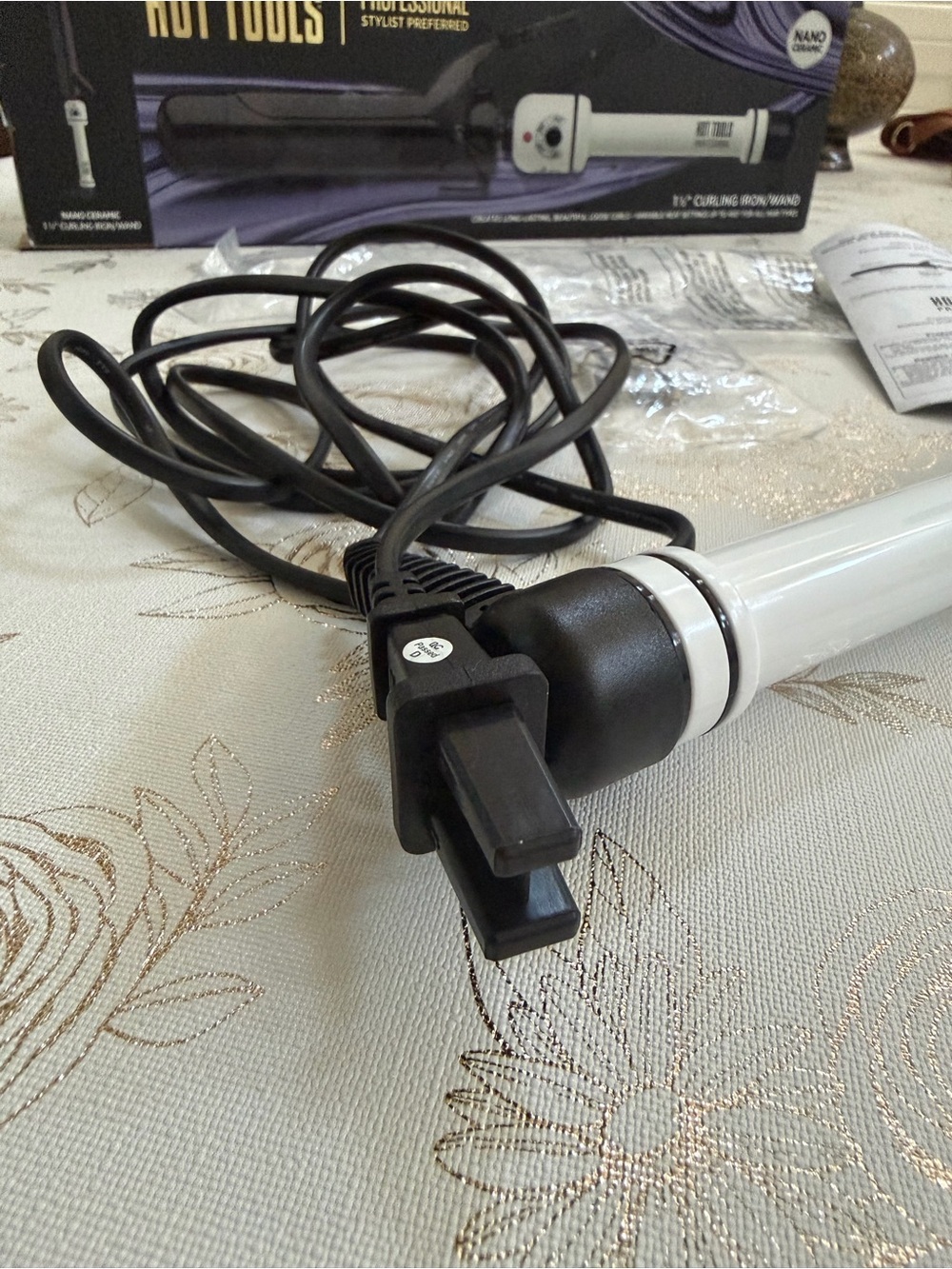 Hot Tools Professional Nano Ceramic 1-1/2" Curling Iron / Wand - Model HTBW46 - Picture 6 of 8